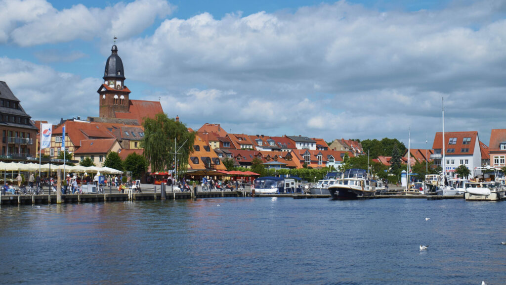 Stadtansicht von Waren an der Müritz im Landkreis Mecklenburgische Seenplatte. Gib auch Du bei der Landratswahl deine Stimme ab!